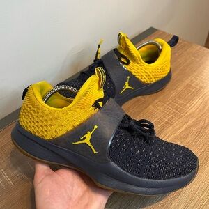 Nike Air Jordan Michigan Trainer 2 Mens 8.5 Flyknit Blue Yellow 921210-407‎